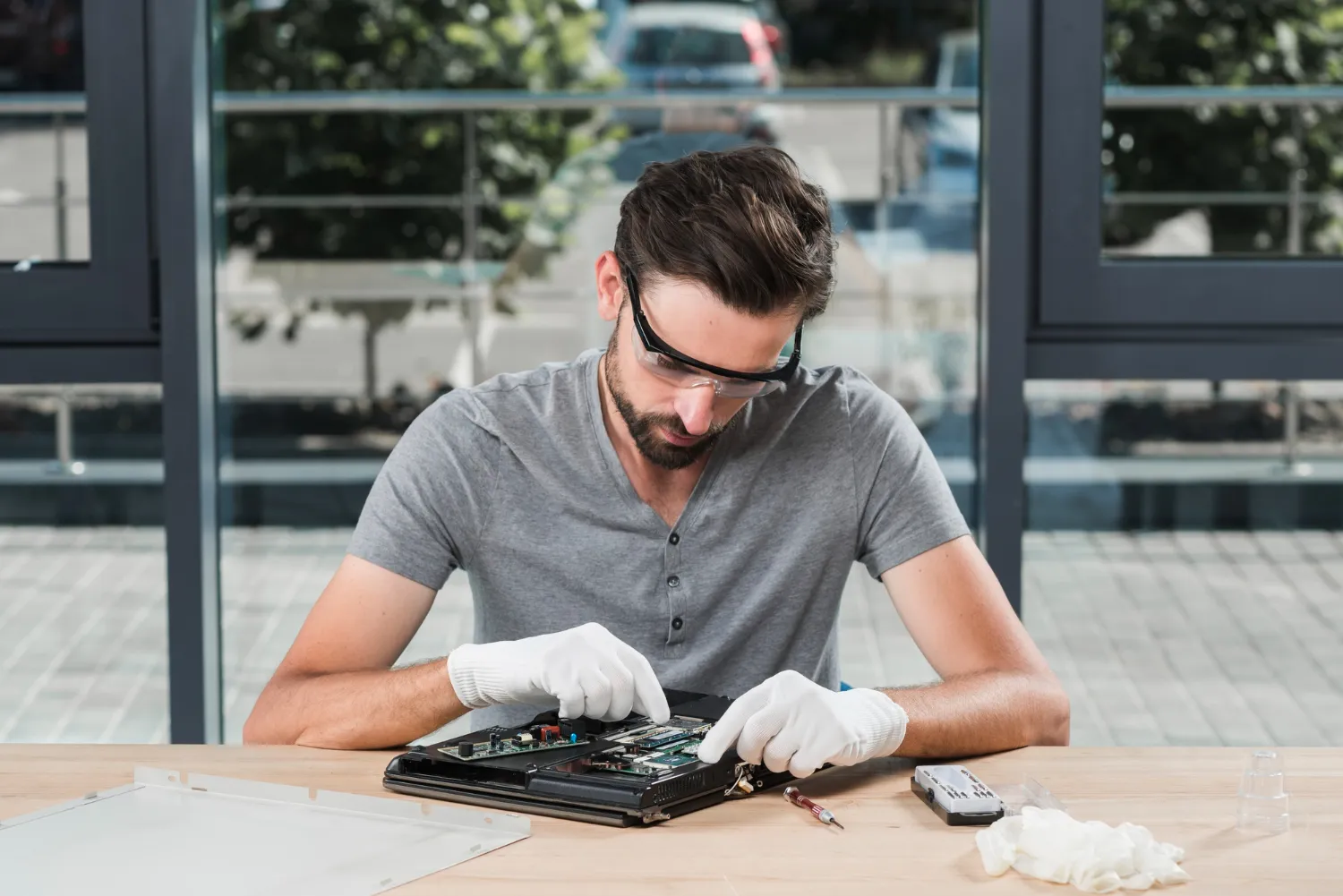 Технику Dyson течёт внутри